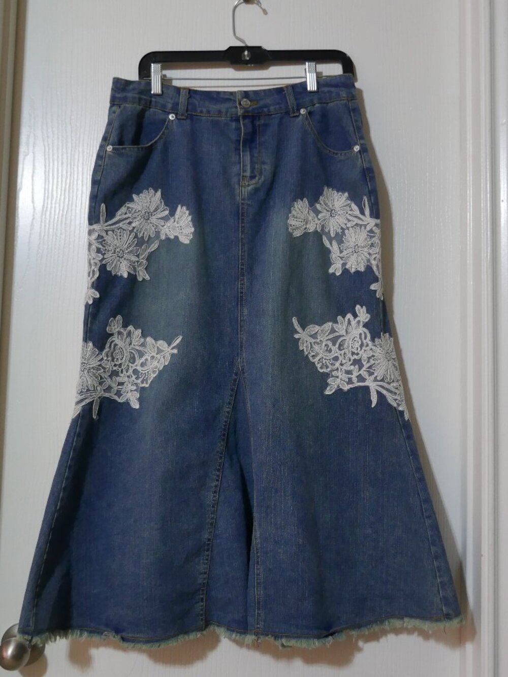 Goddess Jeans Woman’s Boho Denim Maxi Skirt with Floral Lace Appliqué/ Size 9/10